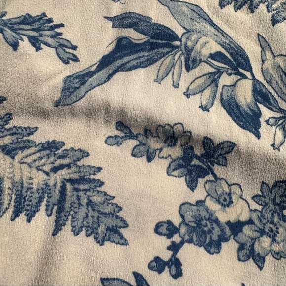 H&M Top in woven, crêped viscose with short sleeves and a rounded hem. - Picture 6 of 7